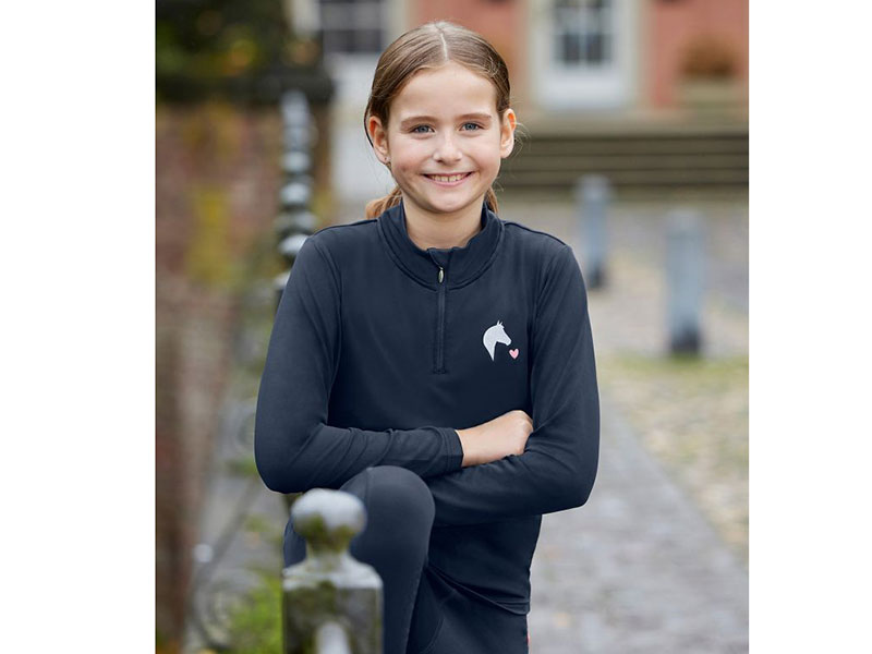 Mädchen mit blauem Funktionsshirt