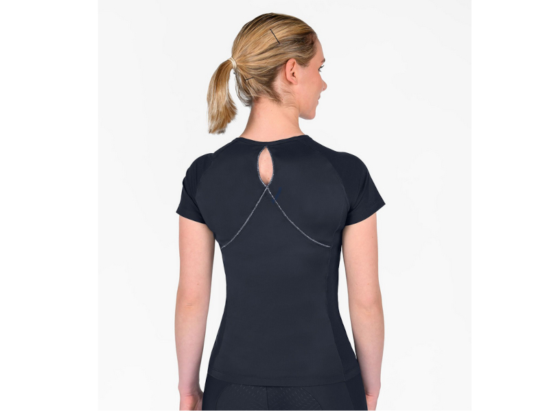 Reiterin mit schwarzem Funktionsshirt von hinten