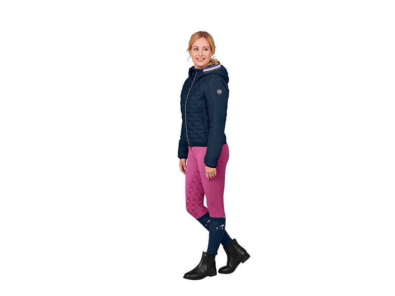 Reiterin mit blauer Reitjacke
