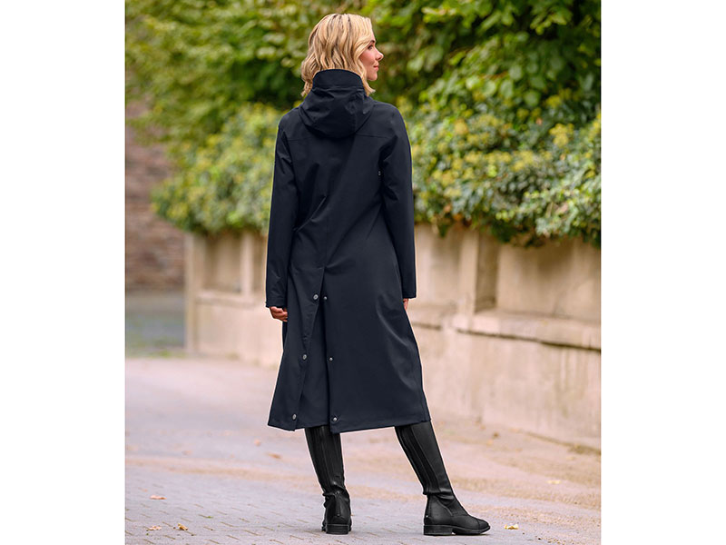 Frau mit blauem Regenmantel
