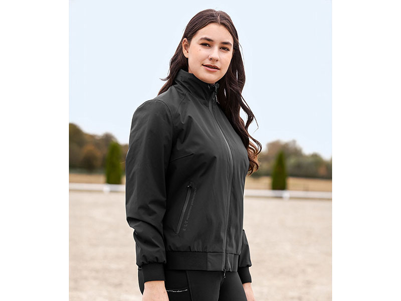 Frau mit schwarzem Reitblouson