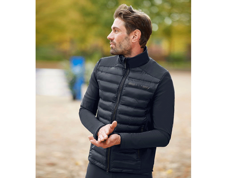 Mann mit schwarzer Herren Softshell-Jacke