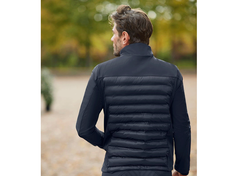 Mann mit schwarzer Herren Softshell-Jacke