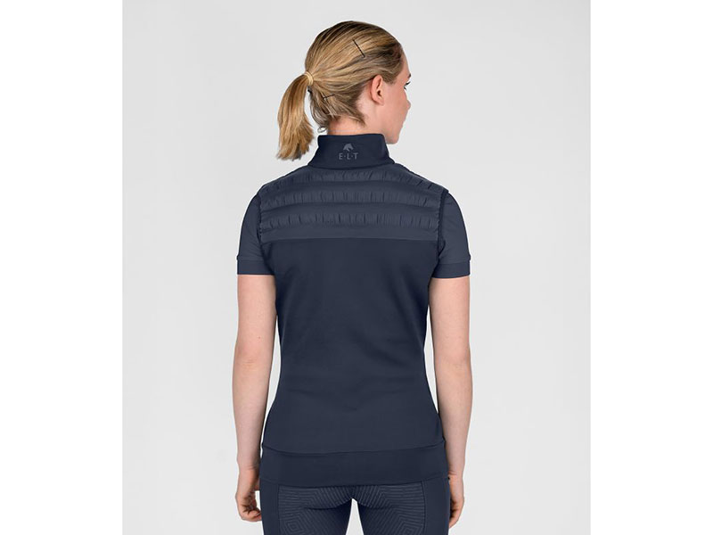 Reiterin mit blauer Steppweste von hinten