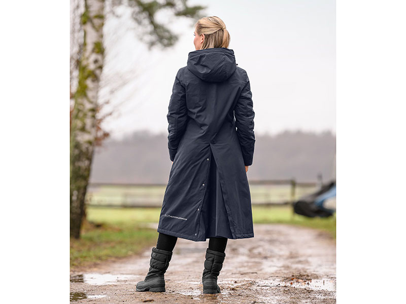 Frau mit  blauem Winter Reitmantel von hinten