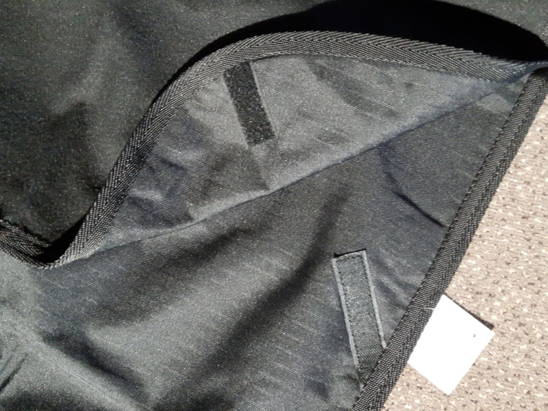 graue Bockdecke mit Klettverschluss