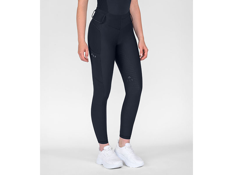 Reiterin mit blauer Reithose