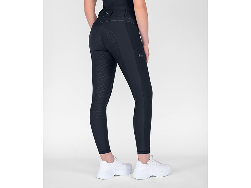 Reiterin mit blauer Reithose von hinten