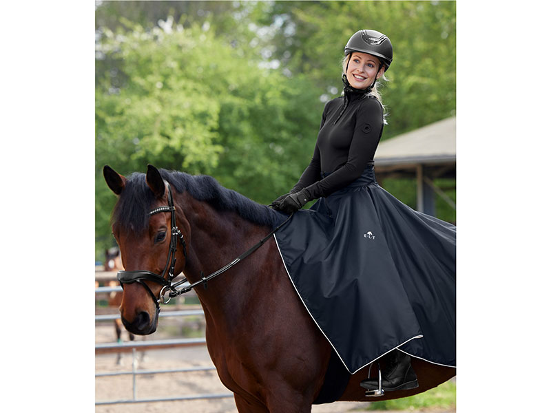 Reiterin auf Pferd in schwarzem Reitrock