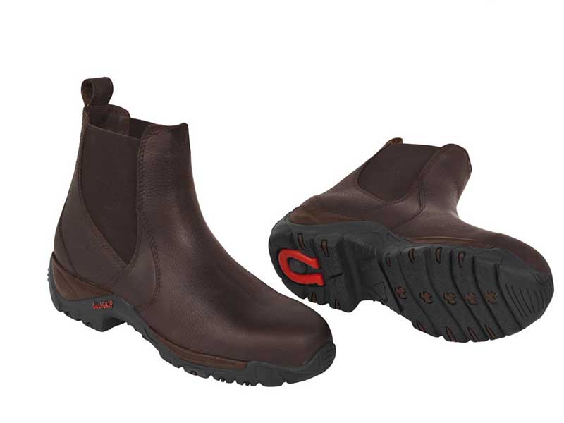 ein Paar braune Stiefeletten