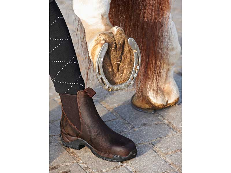 ein Paar braune Stiefeletten