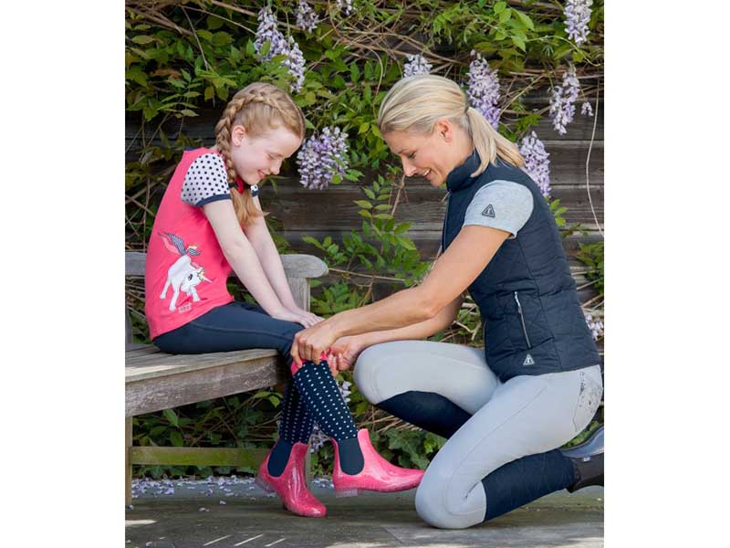 zwei Kinder mit Stiefeletten