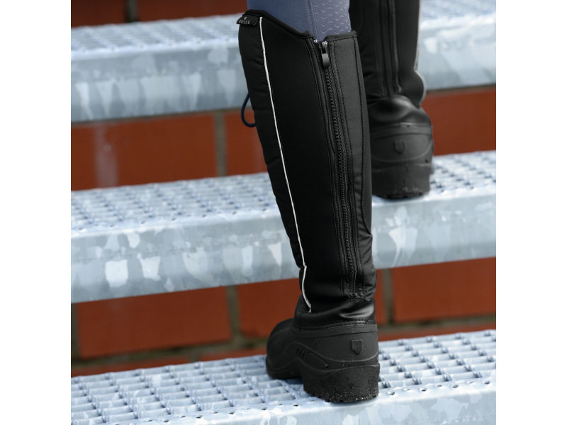 ein Paar schwarze Thermoreitstiefel