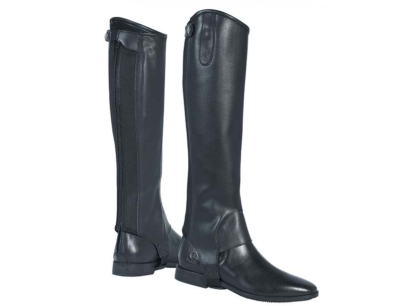 schwarze Chaps und schwarze Schuhe