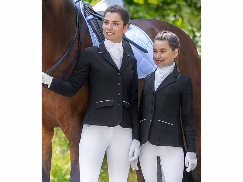 zwei Reiterinnen mit schwarzem Turnierjacket