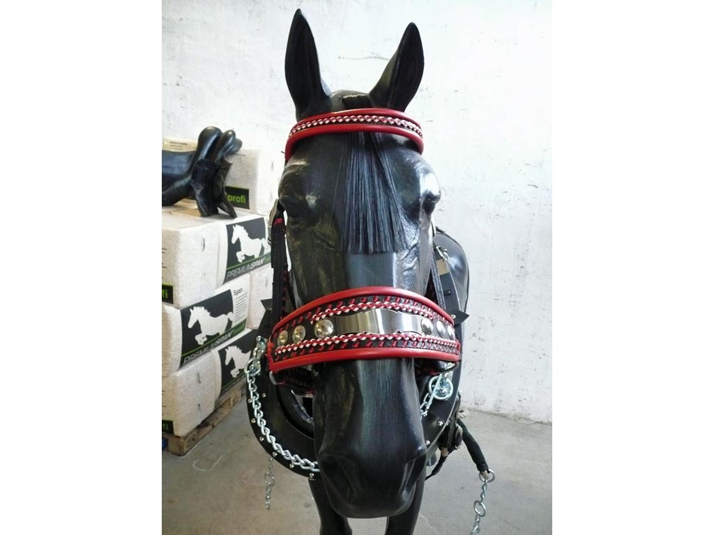 Schwarze Pferdeattrappe mit farbigem Kopfgestell