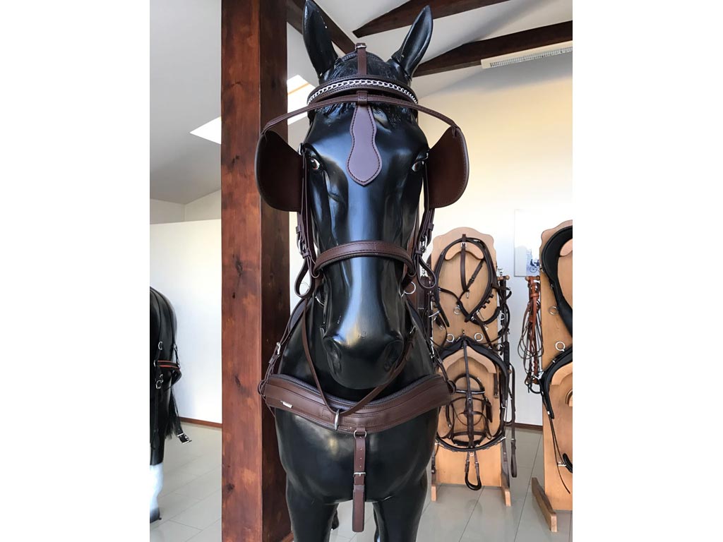 schwarzes Französisch Kummet  an schwarzer Pferdeattrappe