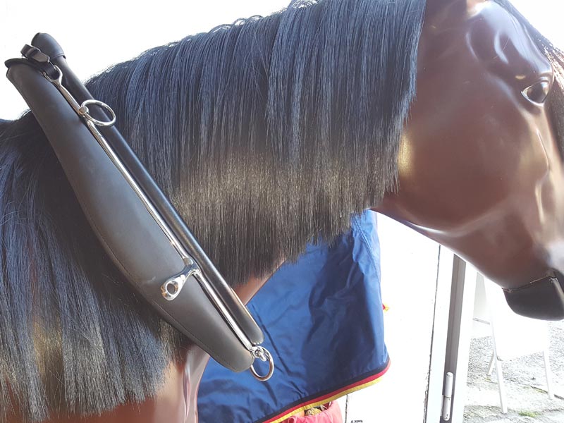 braune Pferdeattrappe mit Englisch Kummt 