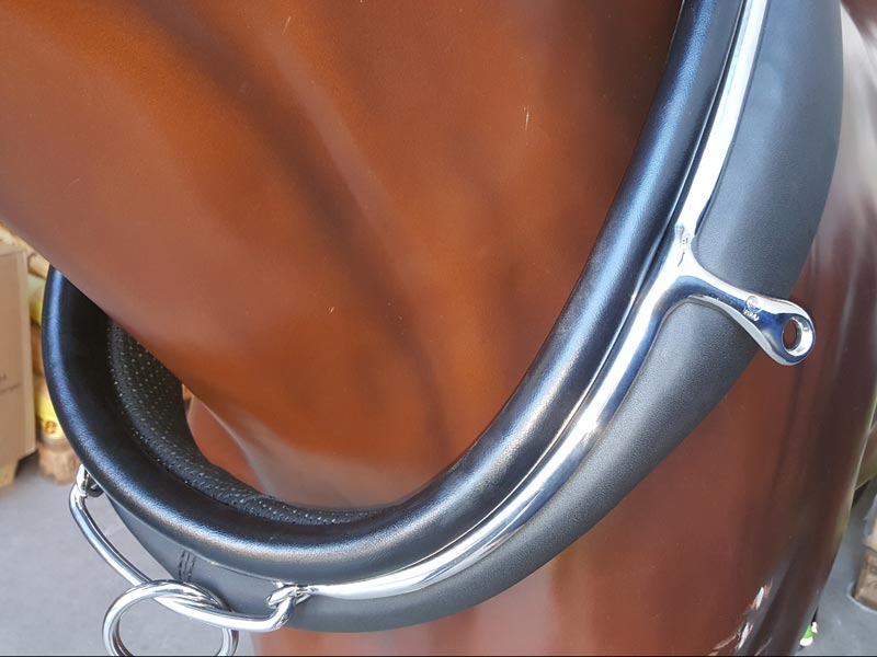 braune Pferdeattrappe mit Englisch Kummt 