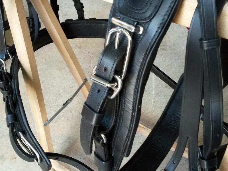 schwarzes Einspänner-Geschirr auf Holzgestell