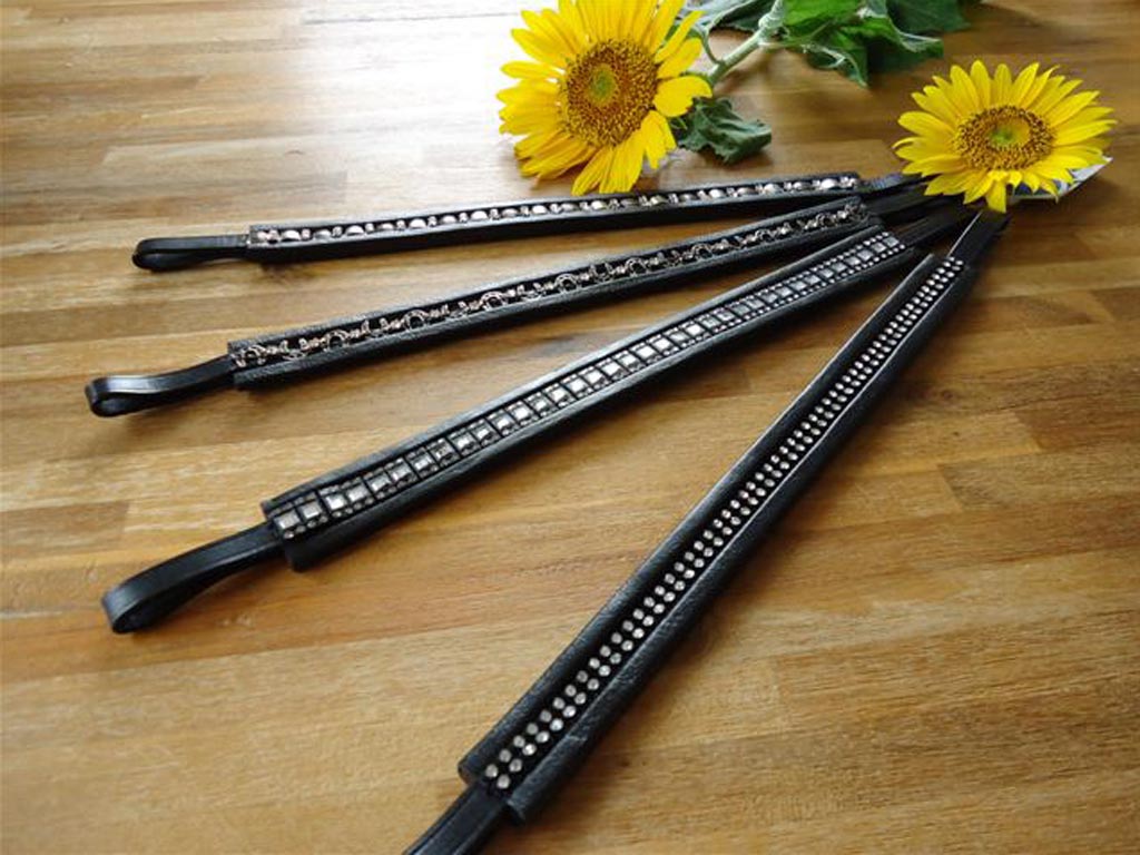 Verschiedene schwarze Stirnbänder mit Strasssteinen