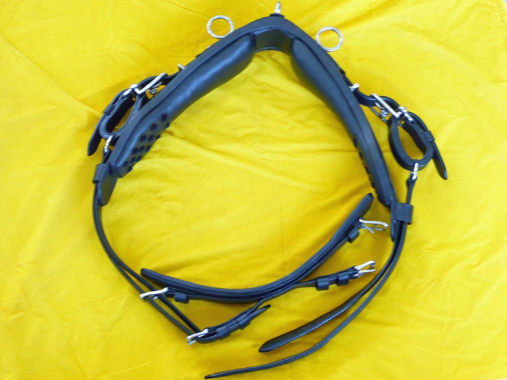 Schwarzes Selett für Pferdegeschirr