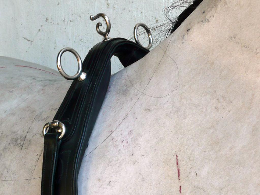 Weise Pferdeattrappe mit schwarzem Kammdeckel für Pferdegeschirr