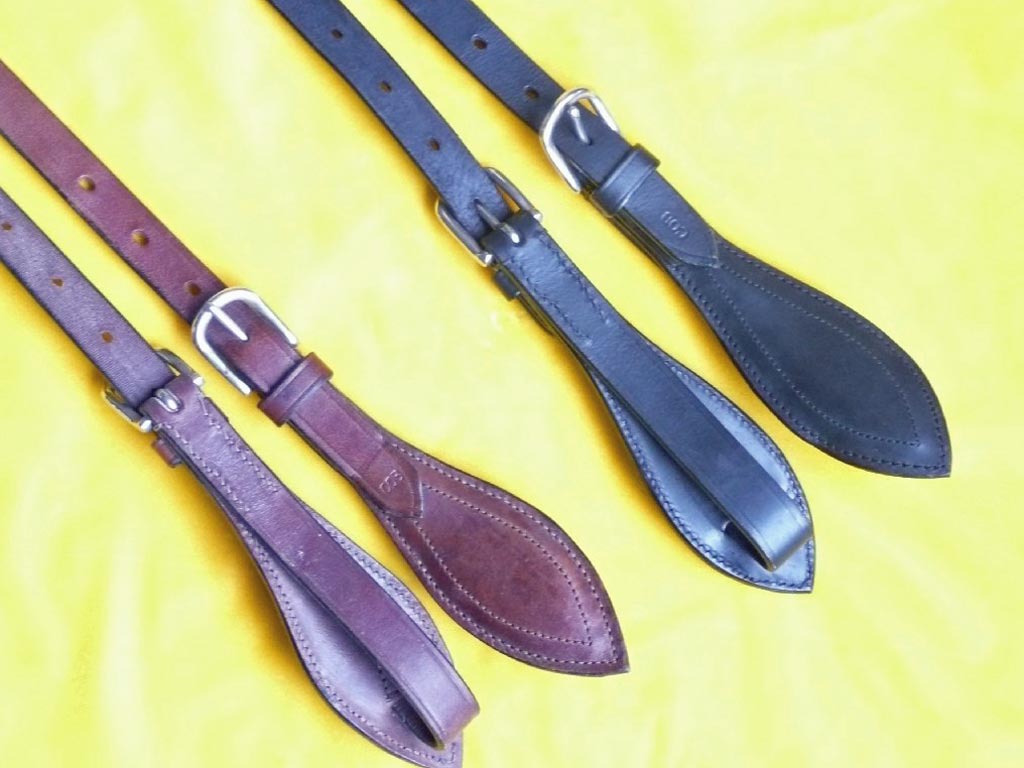 Schwarzer und brauner Strangträger für Pferdegeschirr