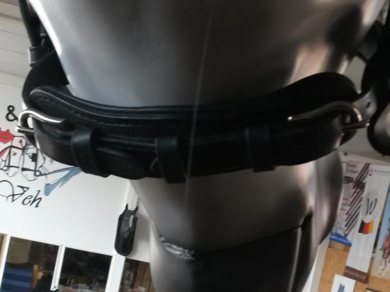 weiße Pferdeattrappe mit schwarzem Kopfstück mit Scheuklappen