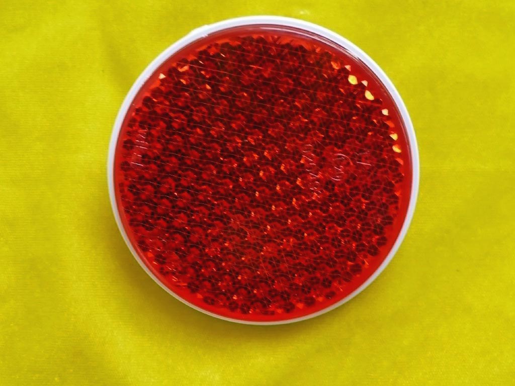 Roter Rückstrahler für Pferdekutsche