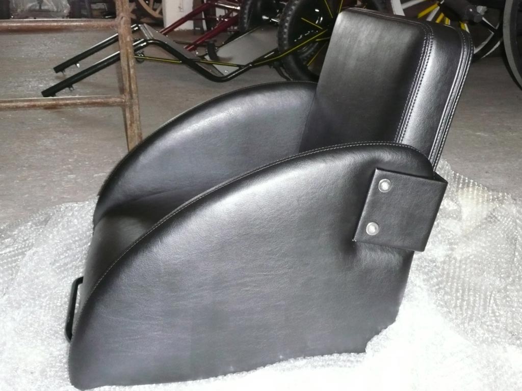 Schwarzer Sitzkeil mit Schienen und Rückenlehne