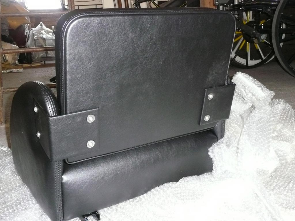 Schwarzer Sitzkeil mit Schienen und Rückenlehne