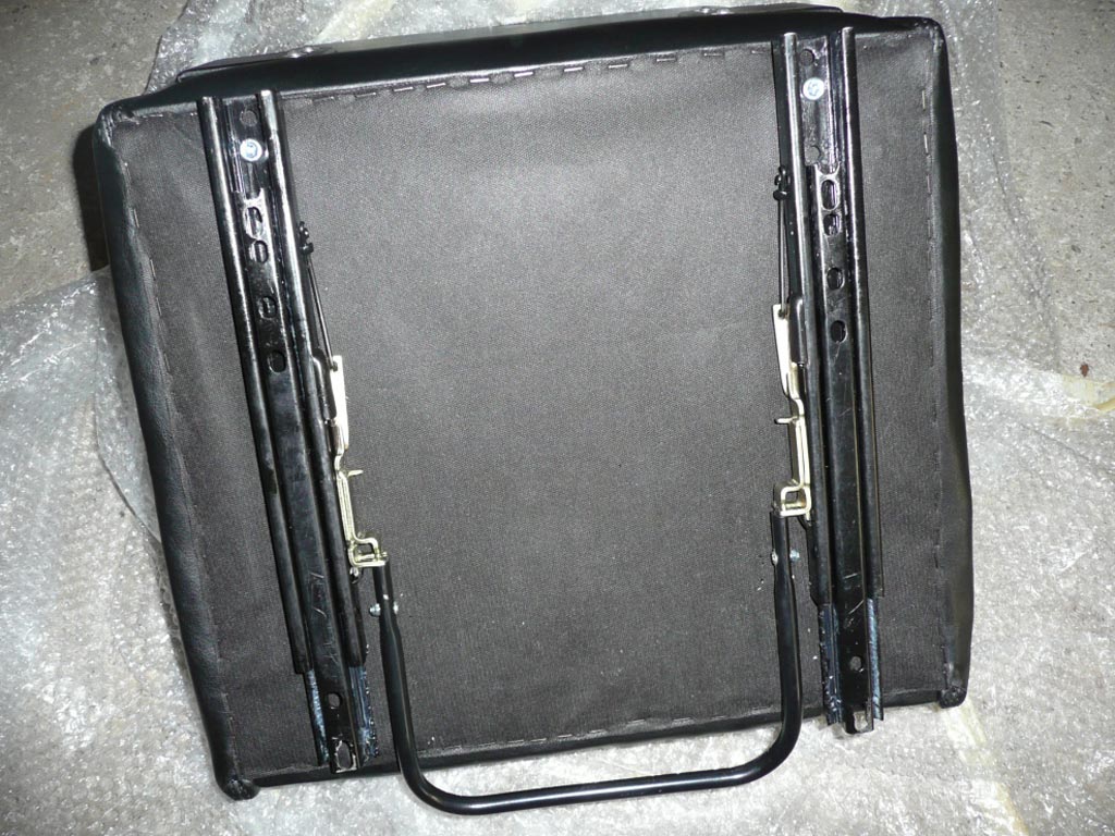 Schwarzer Sitzkeil mit Schienen und Rückenlehne