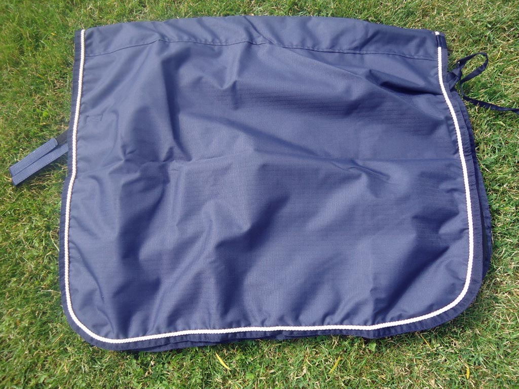 Blaue Regendecke für Fahrpferde