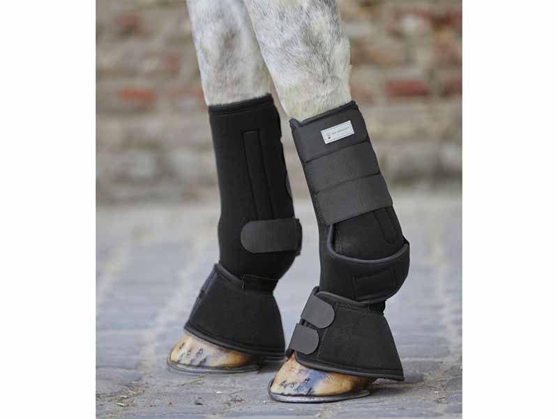 zwei schwarze Fesselkopfgamaschen