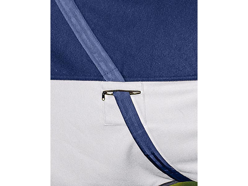 braunes Pferd mit blau-grauer Abschwitzdecke mit Halsteil