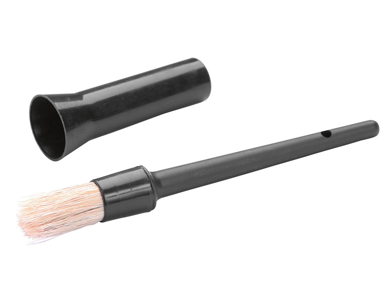 schwarzer Hufpinsel mit schwarzer Kappe