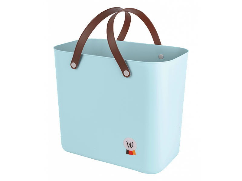 hellblaue Kunststofftasche mit braunen Henkeln