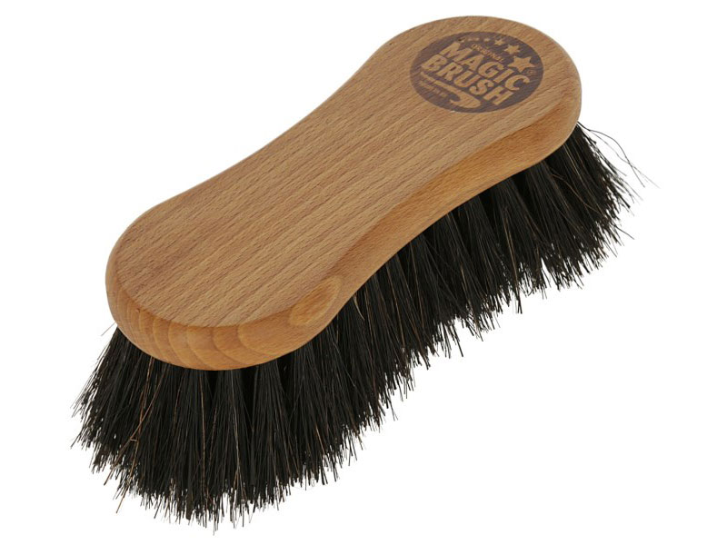 Bürste mit Holzgriff und schwarzen Borsten