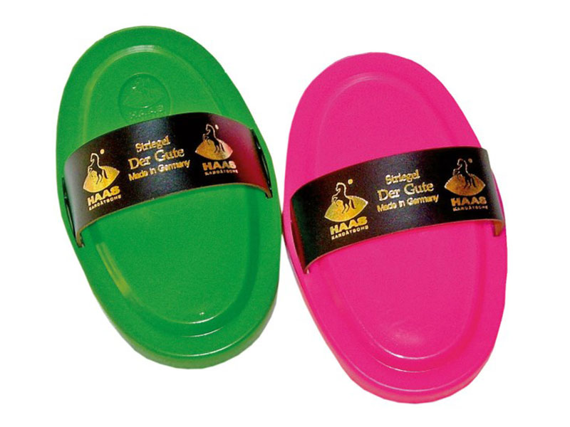 grüner und pinker Kunststoffstriegel