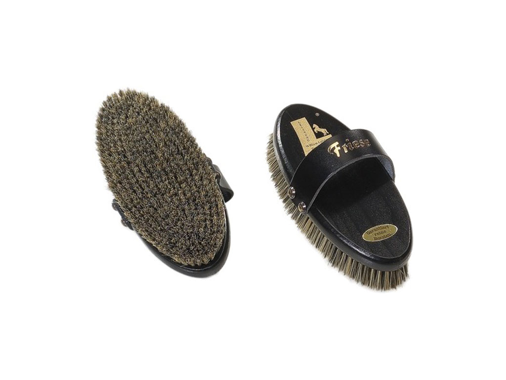 Kardätsche mit schwarzen Borsten und Handschlaufe