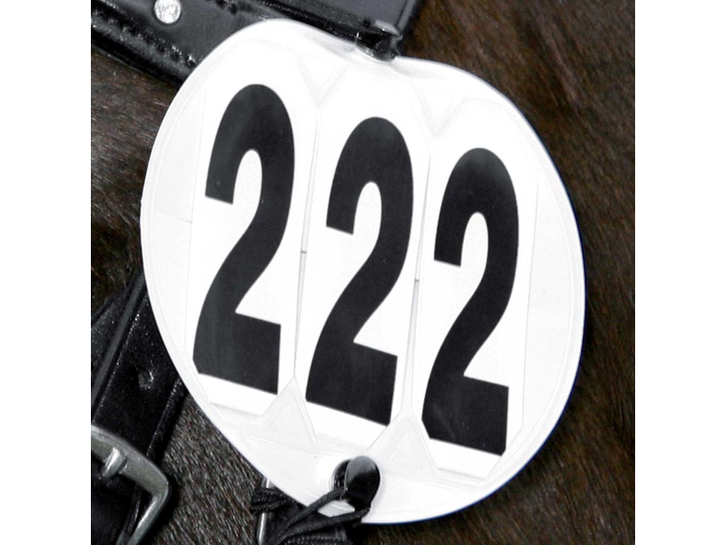 Runde schwarz-weiße Startnummer an Kopfstück