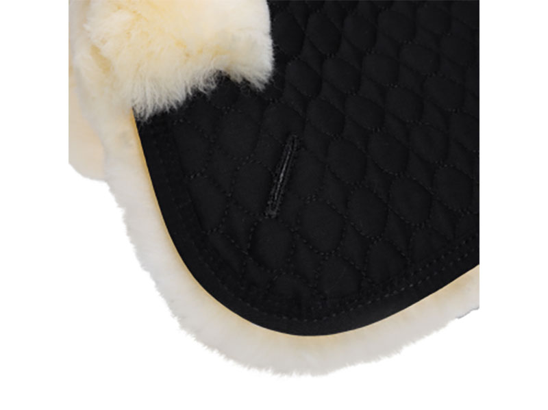 schwarzes Sattelpad mit Lammfell