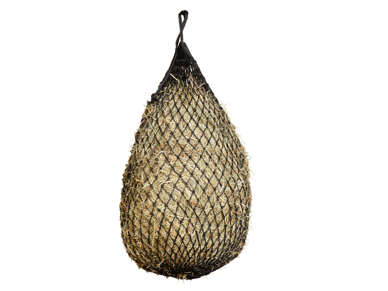 schwarzes Heunetz gefüllt mit Heu