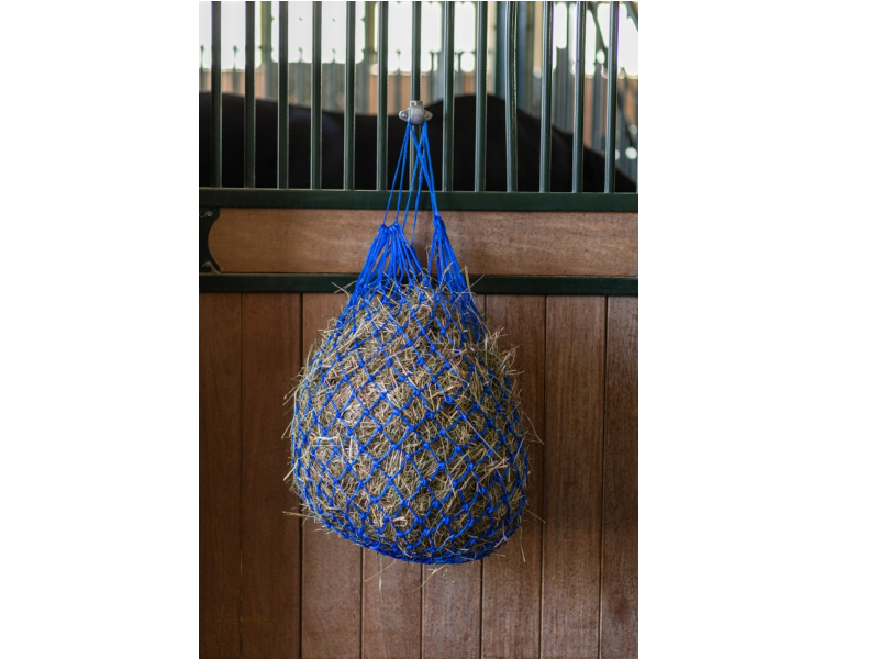 blaues gefülltes Heunetz an Boxenwand