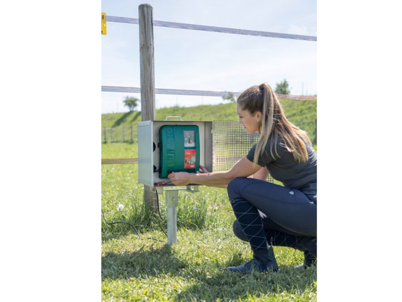 Frau mit AKO Duo Power Xi 8000 Weidezaungerät